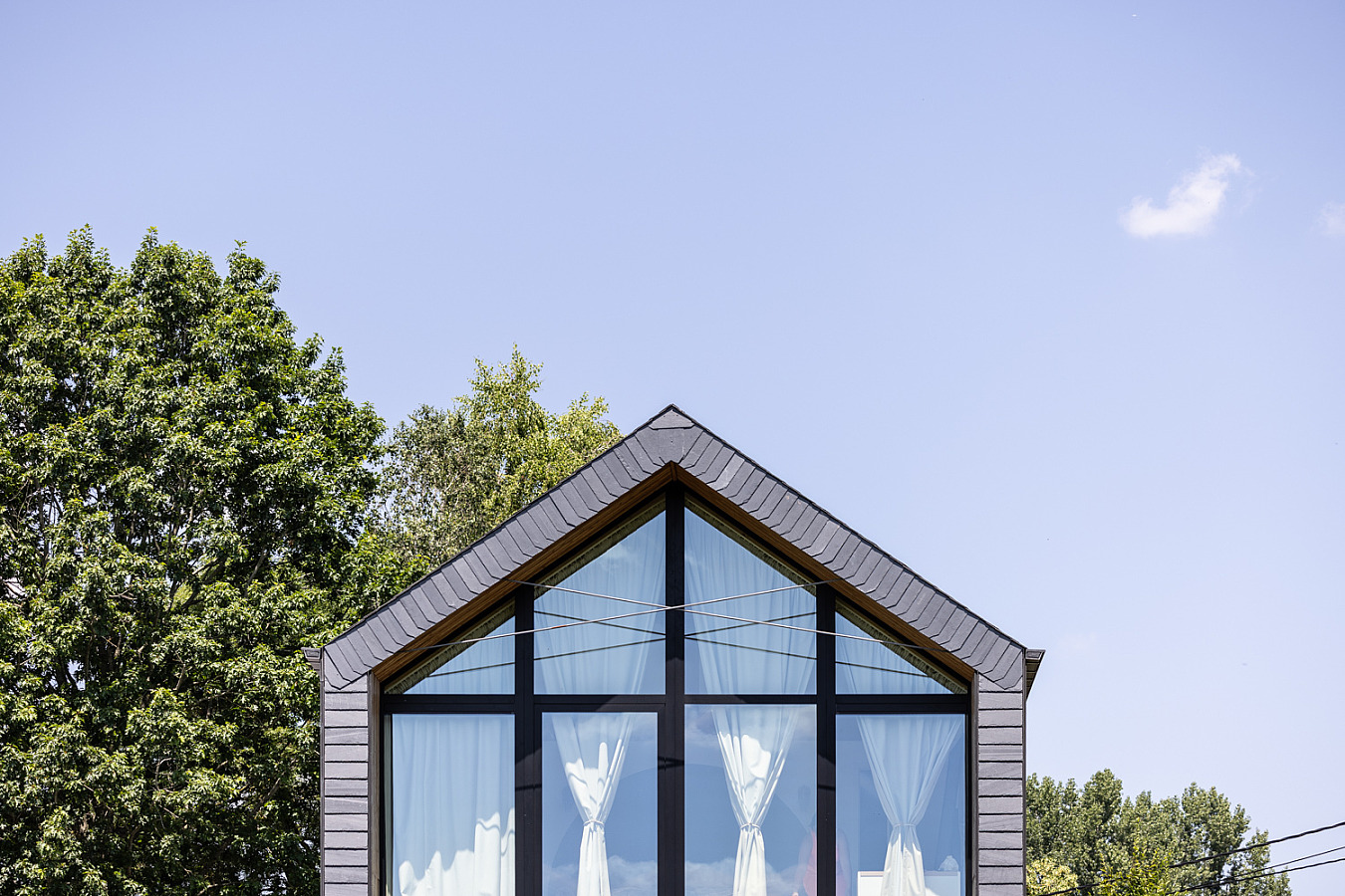 CUPACLAD geeft vorm aan een woning in Mettet, ontworpen voor het landschap