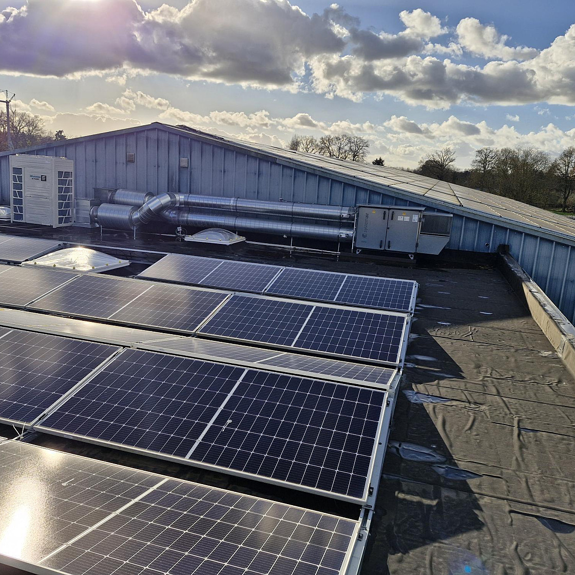 Dak met zonnepanelen