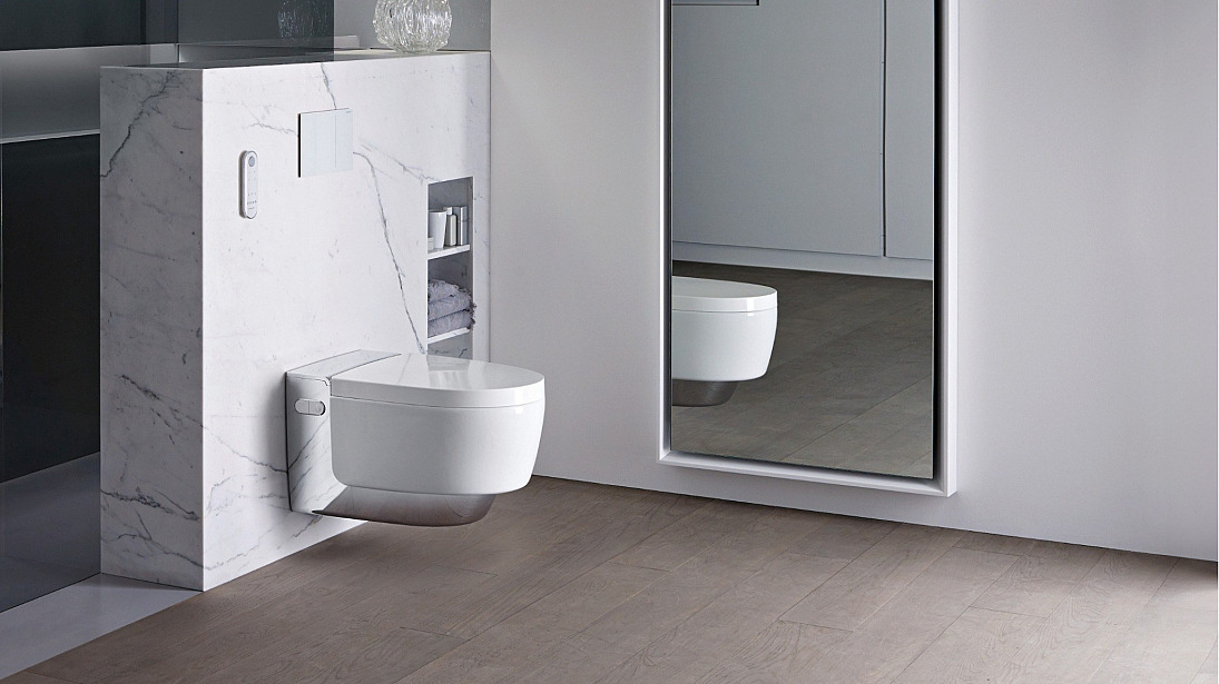 Douchetoilet met marmeren achterwand in een stijlvolle badkamer