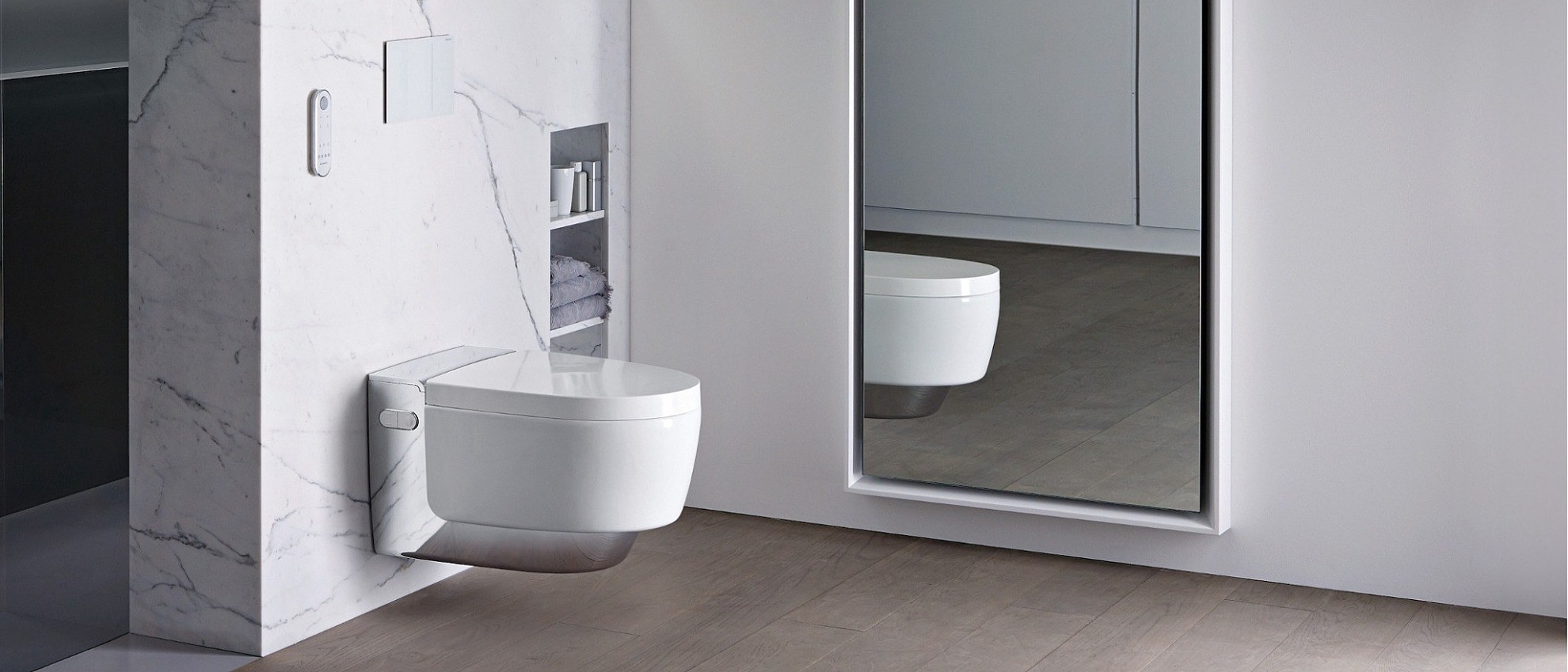 Douchetoilet met marmeren achterwand in een stijlvolle badkamer