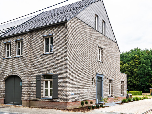 Garagepoort en PVC ramen en deuren voor nieuwbouw woning