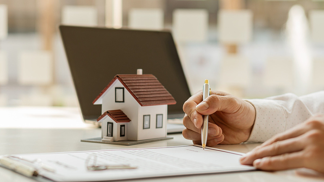 Shutterstock 1956883303